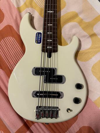 SAR 1700,  Beautiful 5 String Yamaha Bass Guitar- Elegant Color photo 2