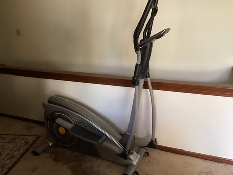 SAR 800,  Sky Land Elliptical Trainer – Excellent Condition photo 3