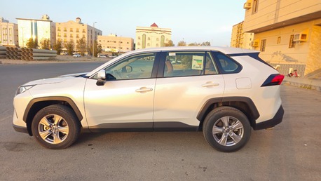 SAR 1500,  For Sale: 2025 Toyota RAV4 (LE 4×4)– Bank Lease Transfer photo 3