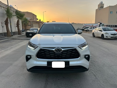 SAR 180000,  Toyota Highlander Hybrid Limited,  2025,  Automatic,  5000 KM,    With Panoramic Sunroof N Very Low Odo Accident Free photo 1