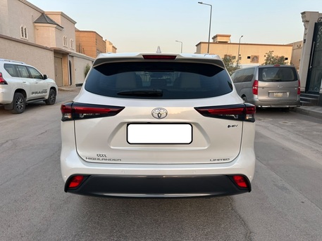 SAR 180000,  Toyota Highlander Hybrid Limited,  2025,  Automatic,  5000 KM,    With Panoramic Sunroof N Very Low Odo Accident Free photo 2