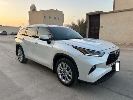 SAR 180000,  Toyota Highlander Hybrid Limited,  2025,  Automatic,  5000 KM,    With Panoramic Sunroof N Very Low Odo Accident Free photo 3