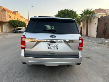 SAR 110000,  Ford Expedition XLT,  2019,  Automatic,  200000 KM,    Edition With Panorama Sunroof N 4x4 Mid Options (2nd Owner) photo 2