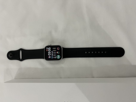 SAR 500,  Used Apple Watch SE GPS, 40mm Silver Aluminium Case With White Sport Band photo 2