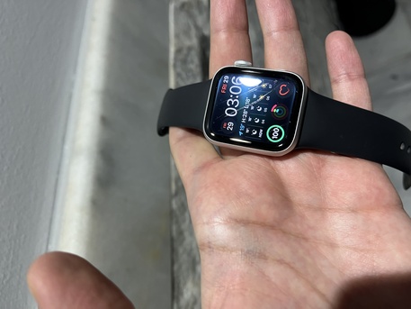 SAR 500,  Used Apple Watch SE GPS, 40mm Silver Aluminium Case With White Sport Band photo 3