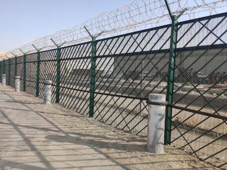 High Fencing Installation. photo 3